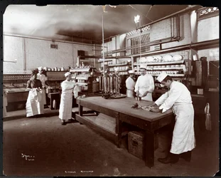 Cocineros trabajando en la cocina en Maillard